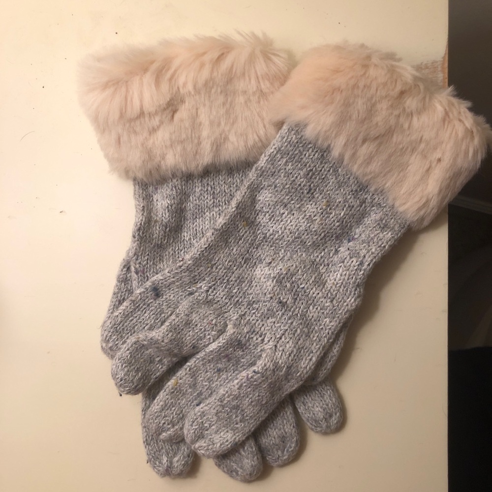 Gray Gloves with Faux Fur trim